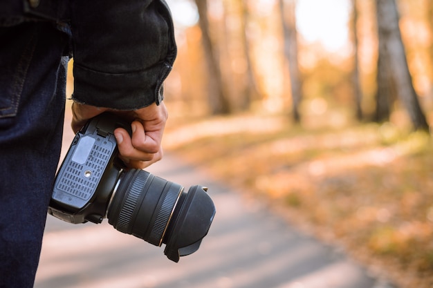 Moderne dslr camera in handen van professionele landschapsfotograaf