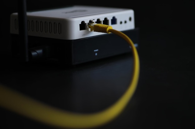 Moderne dual band draadloze router Man aan het werk op de achtergrond Snel en draadloos internet concept