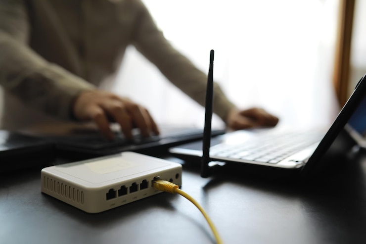Foto moderne dual-band draadloze router man die in de achtergrond werkt snel en draadloos internetconcept