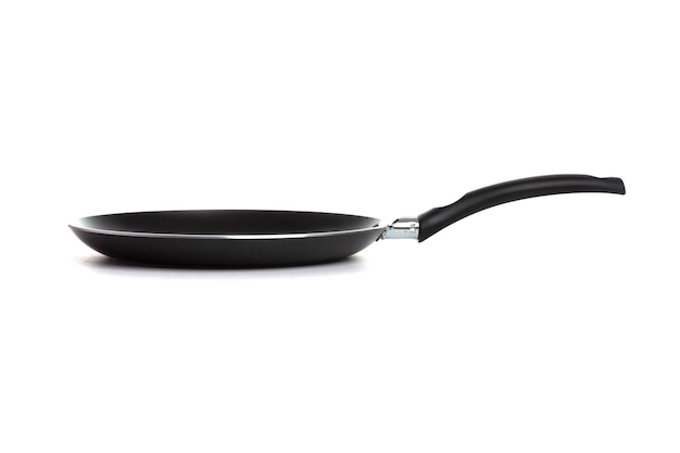 Moderne dunne pan voor pannenkoeken en pannenkoeken met antiaanbaklaag en zwart handvat op een geïsoleerde