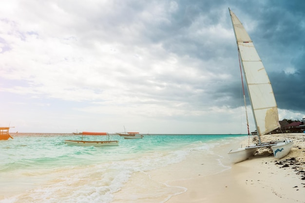 Moderne dure catamaran schip zit vlak naast de kust van de oceaan