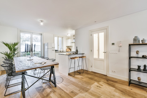 Moderne eetkamer in een luxe huis met individueel design