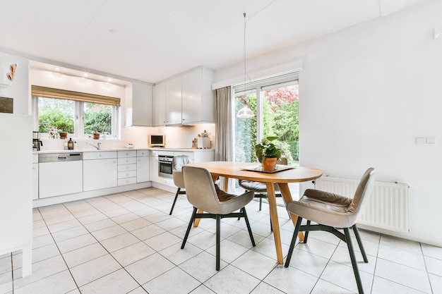 Moderne eetkamer in een luxe huis met individuele inrichting