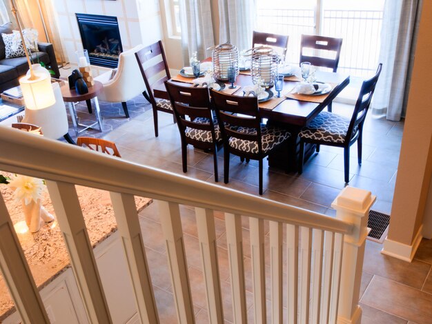 Moderne eetkamer met tafel set voor familiediner.