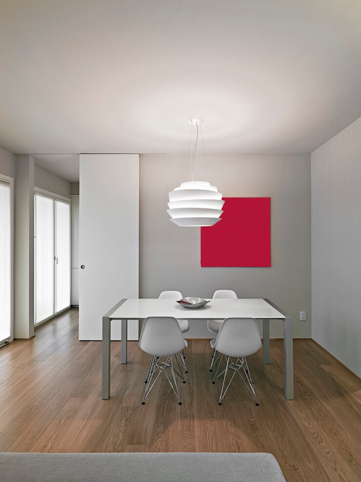Foto moderne eettafel in de woonkamer met houten vloer