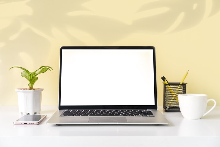 Foto moderne en stijlvolle werkruimte met lege laptop en bureau-kantoorbenodigdheden