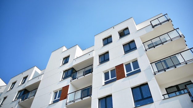 Moderne Europese residentiële architectuur op een zonnige dag Buitenkant van nieuwe woningen met meerdere verdiepingen