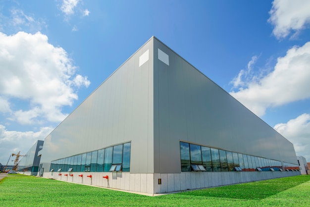 Moderne fabrieksgebouwen en logistieke magazijnen