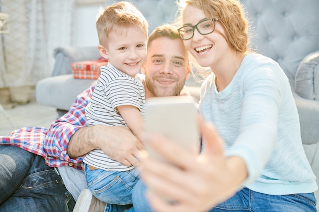 Moderne familie nemen Selfie thuis