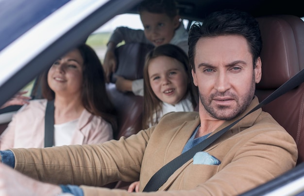 Moderne familie reist met de auto