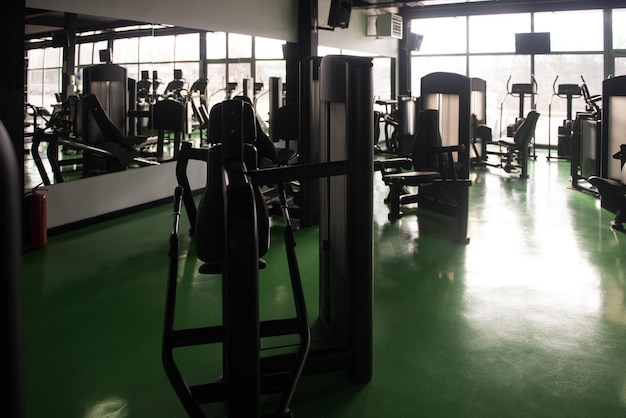 Moderne fitnessruimte Fitnesscentrum met apparatuur en machines