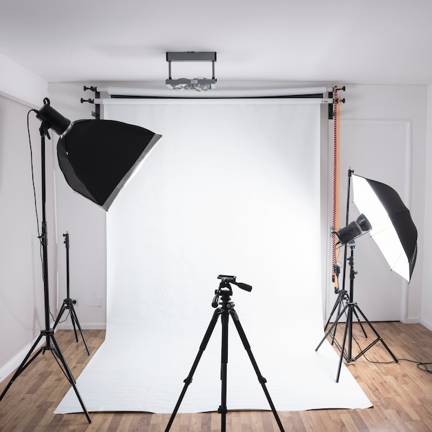 Moderne fotostudio met professionele apparatuur met gloeiende lichten