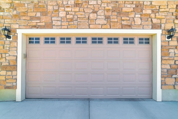 Moderne garagedeur van een prachtig gebouw op een zonnige dag