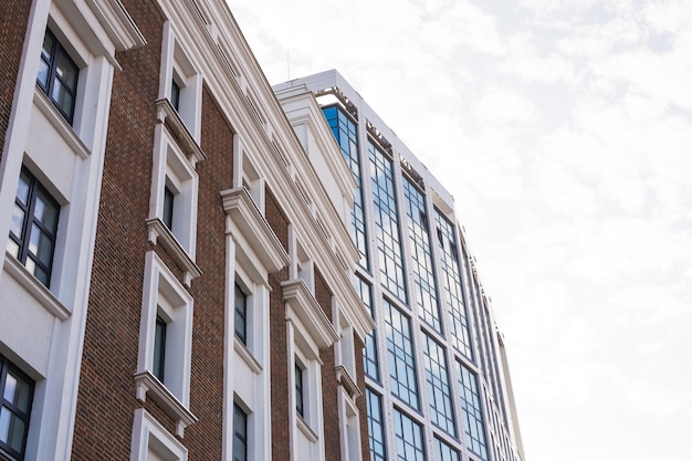 Moderne gebouwen, bedrijfs- en architectuurconcept - zonlicht weerspiegeld op kantoorgebouw.