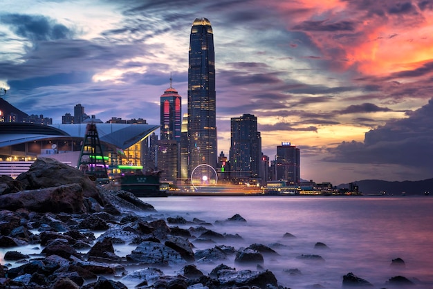 Moderne gebouwen bij zonsondergang in Victoria Harbour