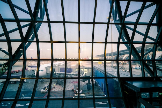 Moderne gebouwen gezien door een glazen raam op de luchthaven