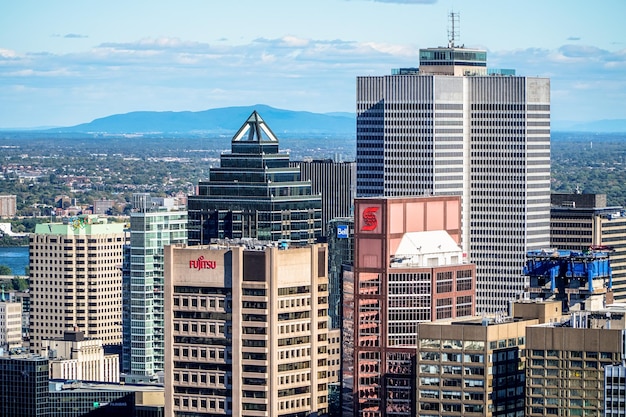 Moderne gebouwen in de stad op Mount Royal