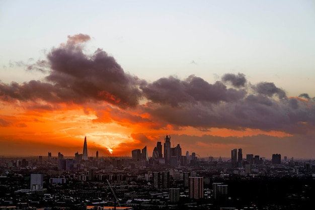 Moderne gebouwen in de stad tegen de hemel bij zonsondergang
