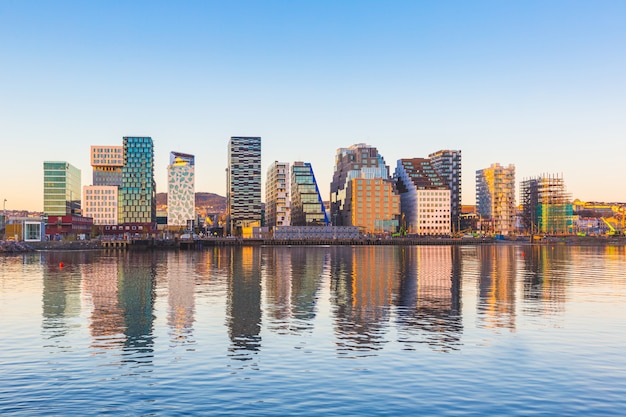 Moderne gebouwen in Oslo met hun weerspiegeling in het water