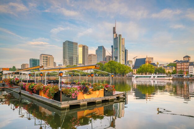 Foto moderne gebouwen langs de rivier tegen de lucht in de stad