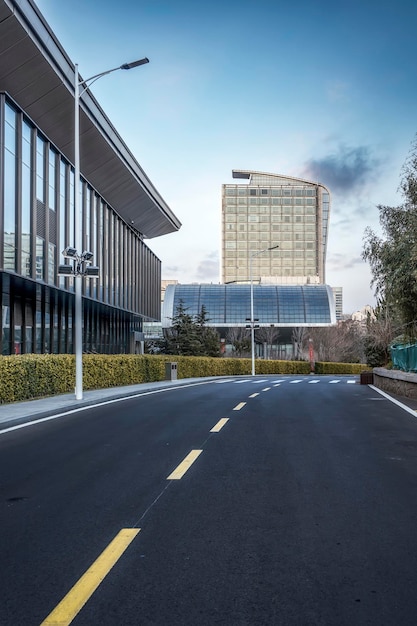 Moderne gebouwen op straat en in de stad