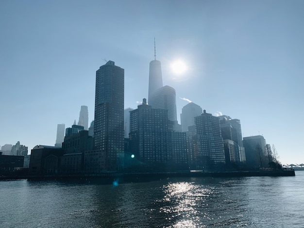 Moderne gebouwen per stad tegen de lucht