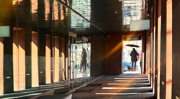 moderne gebouwen ramen reflectie op straatarchitectuur bij regenachtige mensen met paraplu's