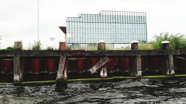 Foto moderne gebouwen tegen de lucht in de stad