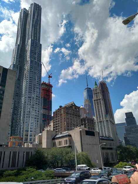 Foto moderne gebouwen tegen een bewolkte lucht