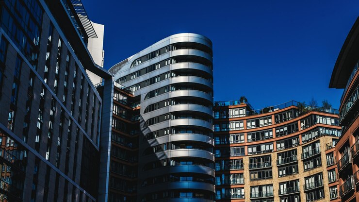 Foto moderne gebouwen tegen een heldere lucht