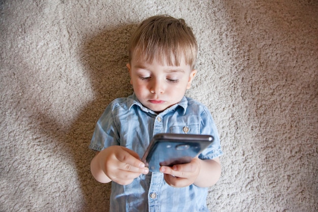 Moderne gezinslevensstijlen en technologie in onze dagelijkse routine. Ouderlijk toezicht voor elektronische apparaten bij kinderen.