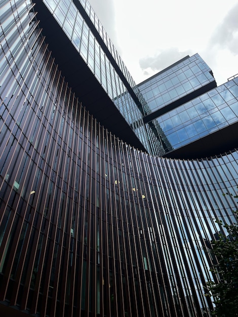 Moderne glazen gebouw in het stadscentrum close-up met uitzicht op de top