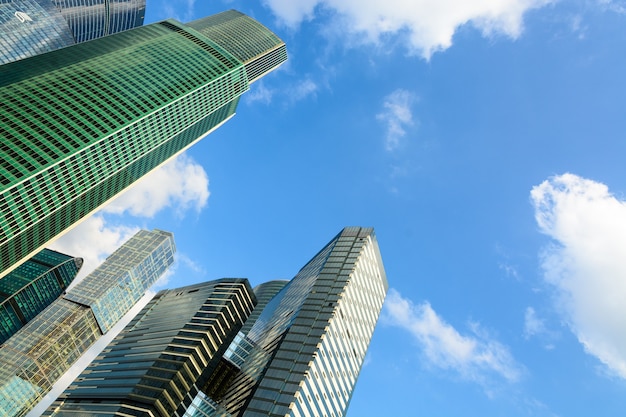 Moderne glazen gebouwen wolkenkrabber in het financiële district van de stad over blauwe hemelachtergrond