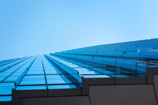 Foto moderne glazen gevel van een kantoorgebouw uitzicht van onderen