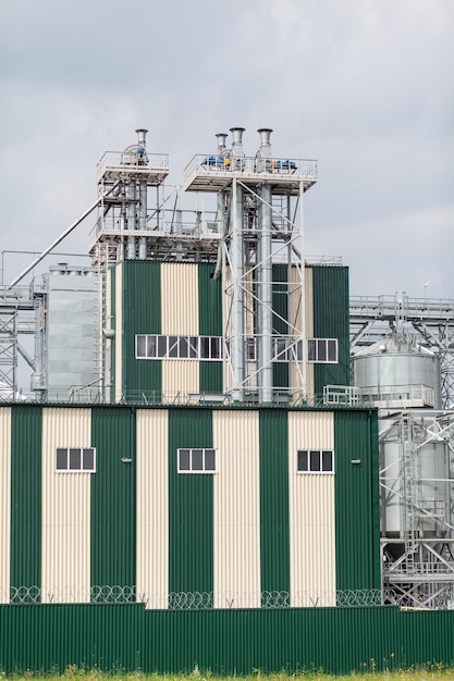 Moderne grote graanschuur agro silo's lift op agro-verwerking fabriek verwerking drogen