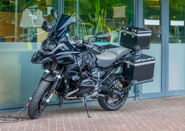 Moderne GT-motorfiets bij de ingang van het kantoor