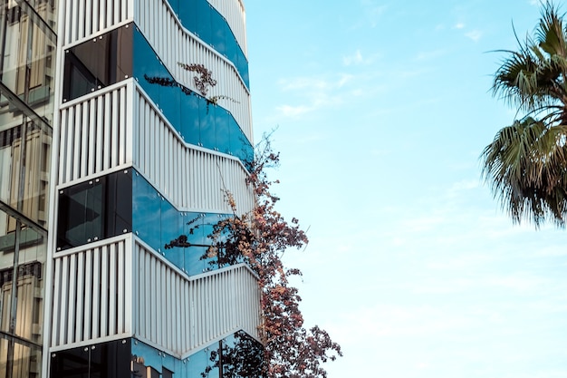 Moderne hoogbouw op de achtergrond van blauwe lucht. mooie gebouwen, modern huisontwerp.