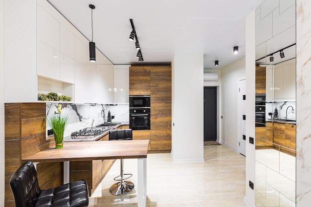 Moderne houten keuken in een klein appartement, appartement interieur