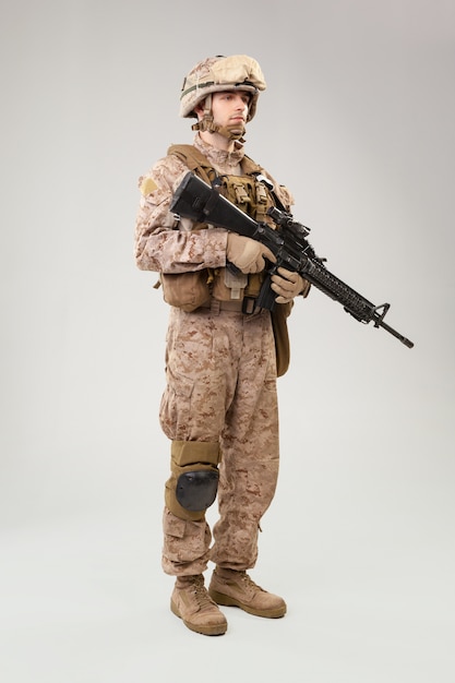 moderne infanteriemilitair, US marine rifleman in gevechtsuniform, helm en kogelvrij vest