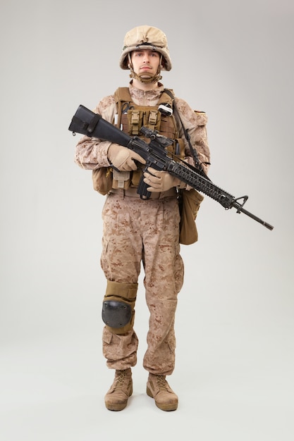 moderne infanteriemilitair, US marine rifleman in gevechtsuniform, helm en kogelvrij vest