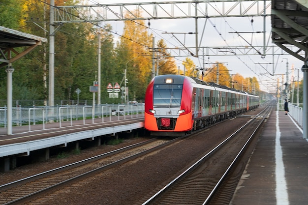 Moderne intercity hogesnelheidstrein bij zonsondergang commercieel voorstedelijk spoorwegvervoer concept