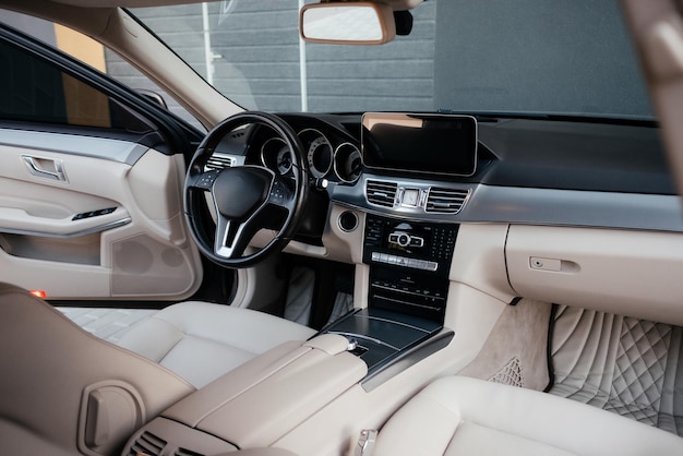 Moderne interieur van een businessclass auto wit geperforeerd leer aluminium leer stuurwiel
