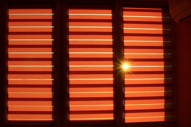 Moderne jaloezie dag en nacht horizontaal op raam Ontwerpelement van de kamer Zonnige straal baant zich een weg door zonwering Raamrollen Dubbel systeem voor gebruik dag en nacht