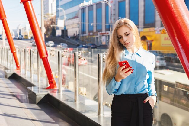 Moderne jonge vrouw in een grote stad