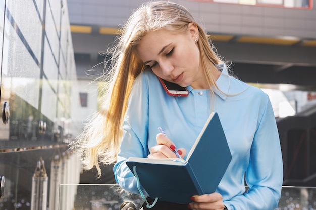 Moderne jonge vrouw in een grote stad