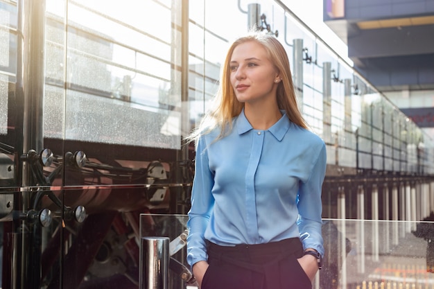 Moderne jonge vrouw in een grote stad