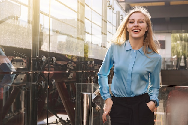 Moderne jonge vrouw in een grote stad