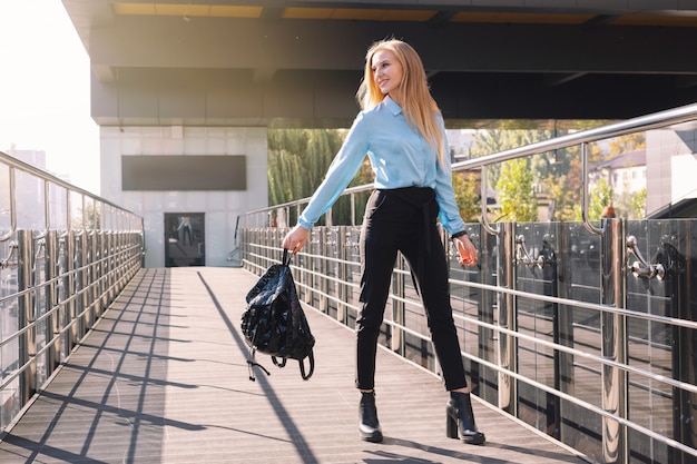 Moderne jonge vrouw in een grote stad