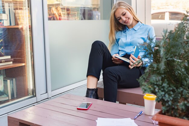 Moderne jonge vrouw in een grote stad