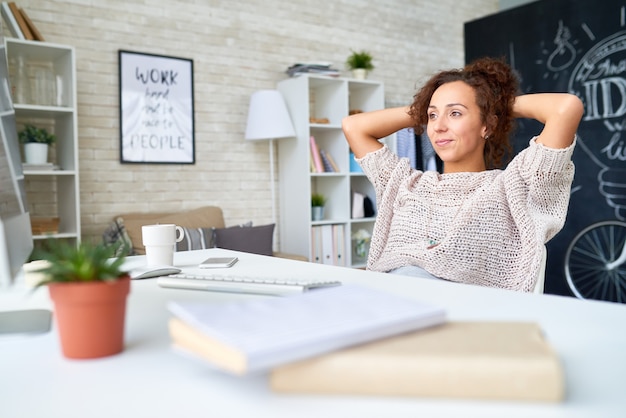 Foto moderne jonge vrouw nemen pauze van werk